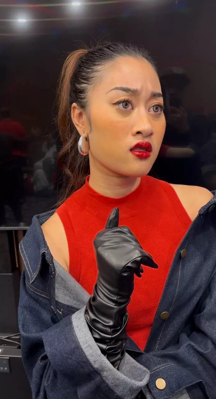 Aisha Retno Tak Sangka Batik Boleh Jadi Isu Besar Netizen, Dakwa Terima Ugutan! - “Walau Viral Yang Baik & Buruk, Saya Anggap Ia Anugerah Allah.” 6 Aisha Retno Tak Sangka Batik Boleh Jadi Isu Besar Netizen, Dakwa Terima Ugutan! – “Walau Viral Yang Baik & Buruk, Saya Anggap Ia Anugerah Allah.”