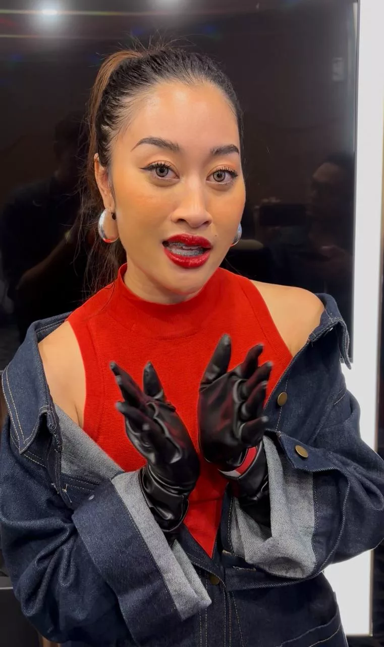 Aisha Retno Tak Sangka Batik Boleh Jadi Isu Besar Netizen, Dakwa Terima Ugutan! - “Walau Viral Yang Baik & Buruk, Saya Anggap Ia Anugerah Allah.” 7 Aisha Retno Tak Sangka Batik Boleh Jadi Isu Besar Netizen, Dakwa Terima Ugutan! – “Walau Viral Yang Baik & Buruk, Saya Anggap Ia Anugerah Allah.”