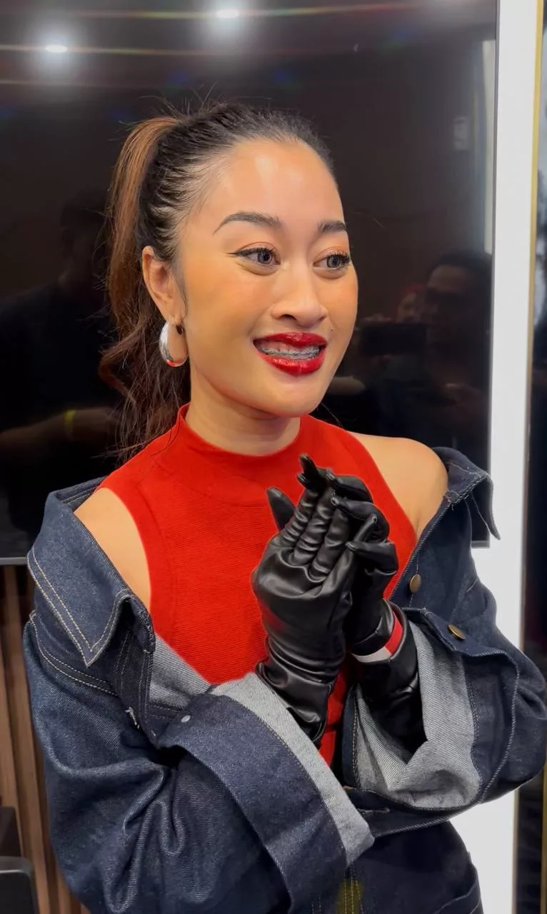 Aisha Retno Tak Sangka Batik Boleh Jadi Isu Besar Netizen, Dakwa Terima Ugutan! - “Walau Viral Yang Baik & Buruk, Saya Anggap Ia Anugerah Allah.” 8 Aisha Retno Tak Sangka Batik Boleh Jadi Isu Besar Netizen, Dakwa Terima Ugutan! – “Walau Viral Yang Baik & Buruk, Saya Anggap Ia Anugerah Allah.”