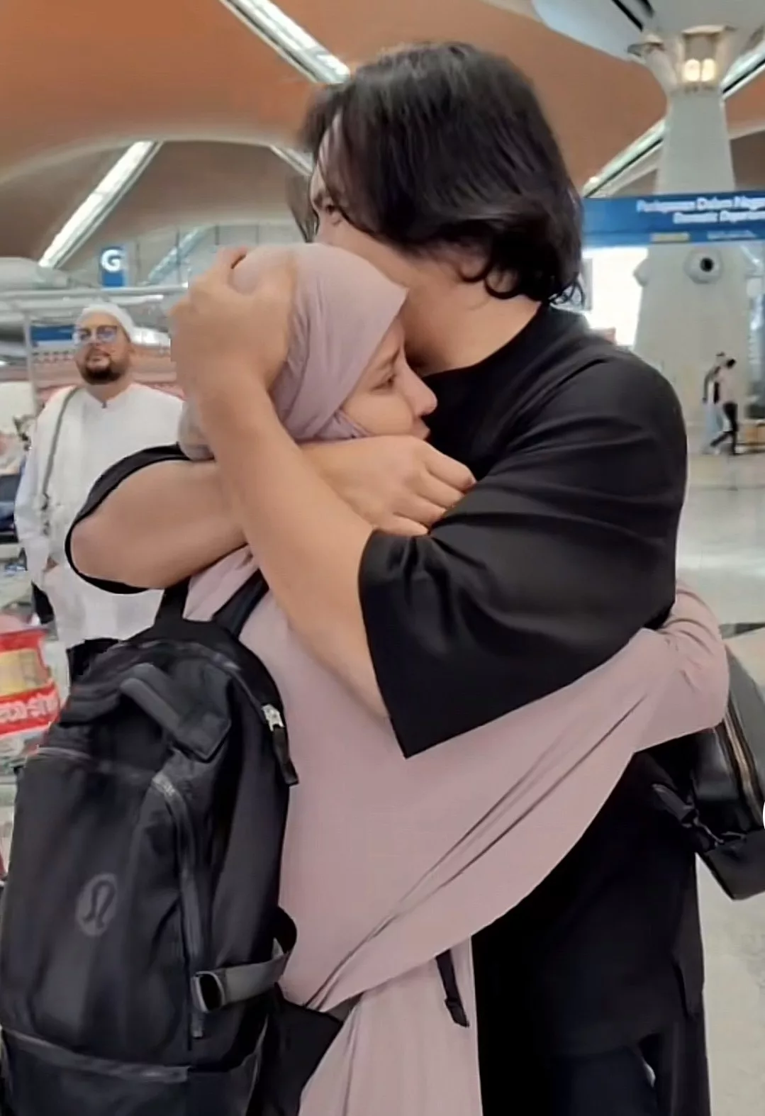 “Ini Peluang Terbaik Untuk Saya ‘Berbicara’ Dengan Allah…,” – Nilam Ortiz Berangkat Umrah Ketika Berpantang