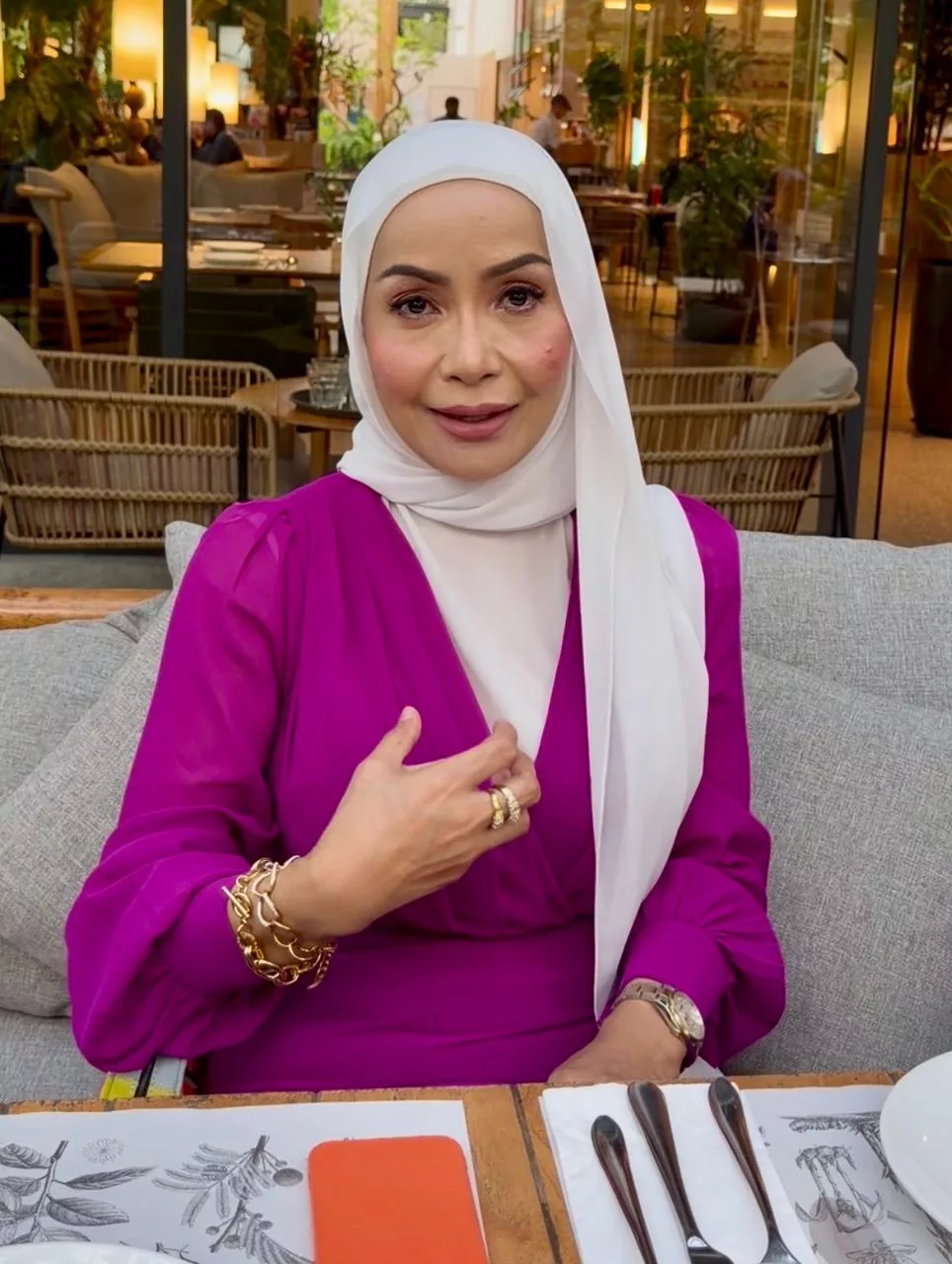 “Menjaga Kecantikan Itu Ibadah,” - Madam Mariyah Turun 48KG… 2 Tahun Tak Jamah Nasi! Seru Wanita & Lelaki Jaga Penampilan 9 “Menjaga Kecantikan Itu Ibadah,” – Madam Mariyah Turun 48KG… 2 Tahun Tak Jamah Nasi! Seru Wanita & Lelaki Jaga Penampilan