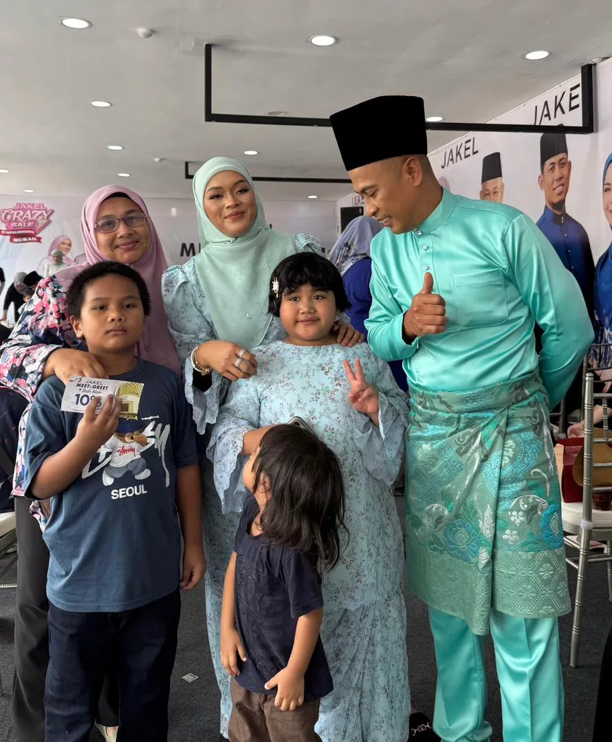 “Aura Pengunjung Luar Biasa!,” – ‘Lelaki Misteri’ Sebenarnya Datuk Red! Achey & Que Haidar Pula Diserbu Ramai Orang