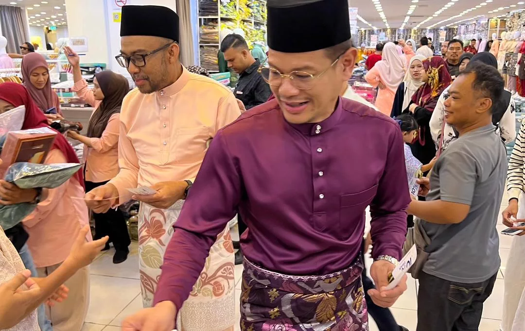 “Aura Pengunjung Luar Biasa!,” – ‘Lelaki Misteri’ Sebenarnya Datuk Red! Achey & Que Haidar Pula Diserbu Ramai Orang