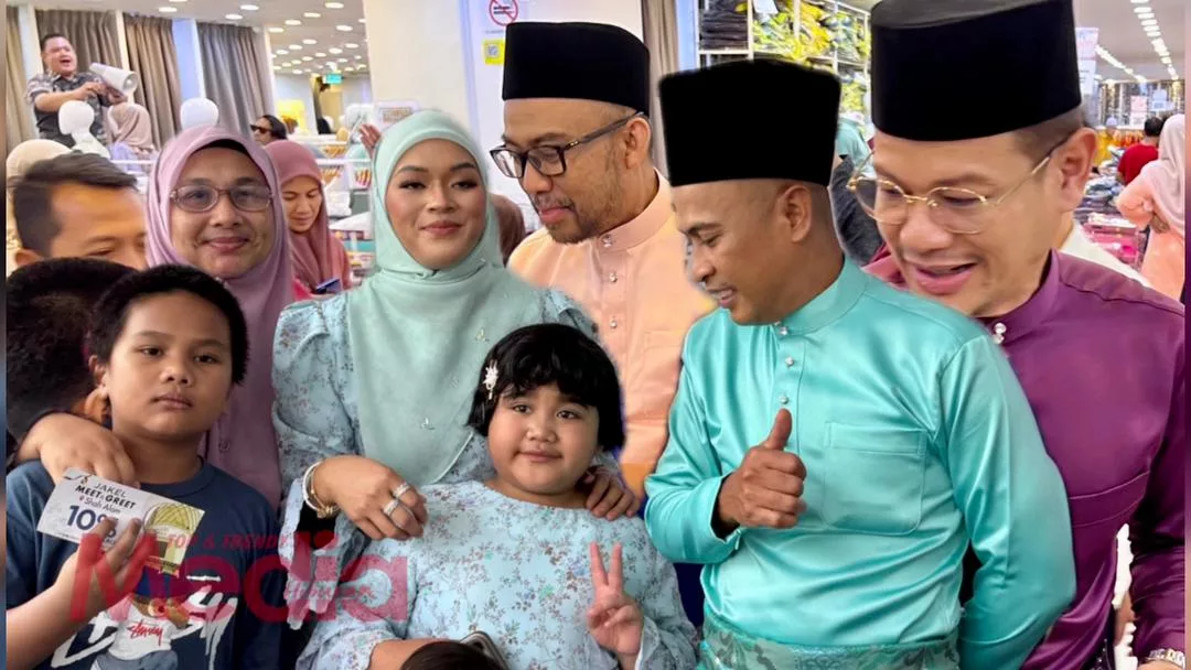 “Aura Pengunjung Luar Biasa!,” - ‘Lelaki Misteri’ Sebenarnya Datuk Red! Achey & Que Haidar Pula Diserbu Ramai Orang 7 “Aura Pengunjung Luar Biasa!,” – ‘Lelaki Misteri’ Sebenarnya Datuk Red! Achey & Que Haidar Pula Diserbu Ramai Orang