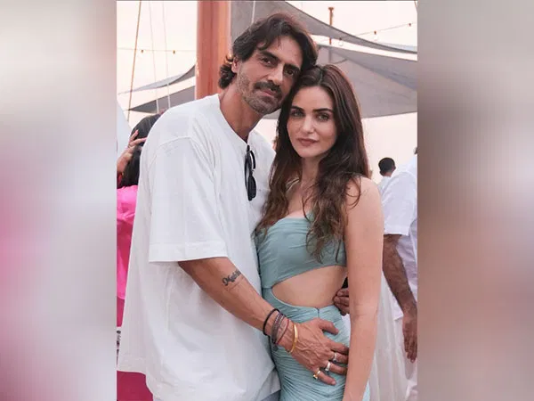 Arjun Rampal Kini Tunang Model Afrika Selatan, Sudah Bercinta Enam Tahun 3 Arjun Rampal Kini Tunang Model Afrika Selatan, Sudah Bercinta Enam Tahun