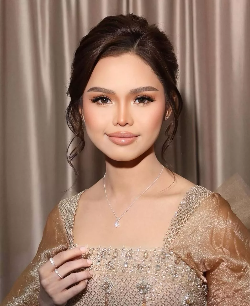 “Sampai Satu Tahap Dulu, Dia Pinjam Mic Rakan Artis,” – Bella Astillah Menangis Sebak, Kini Miliki Mikrofon Sendiri