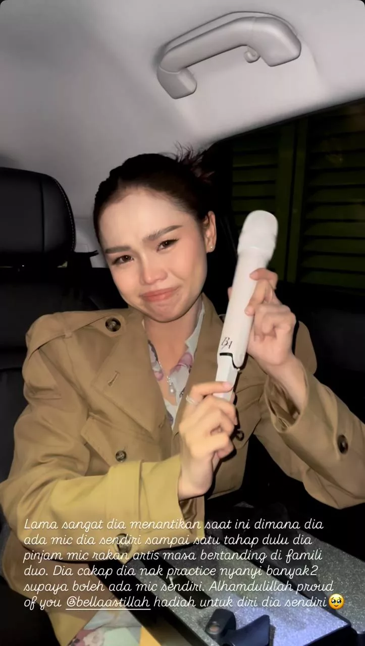 “Sampai Satu Tahap Dulu, Dia Pinjam Mic Rakan Artis,” – Bella Astillah Menangis Sebak, Kini Miliki Mikrofon Sendiri