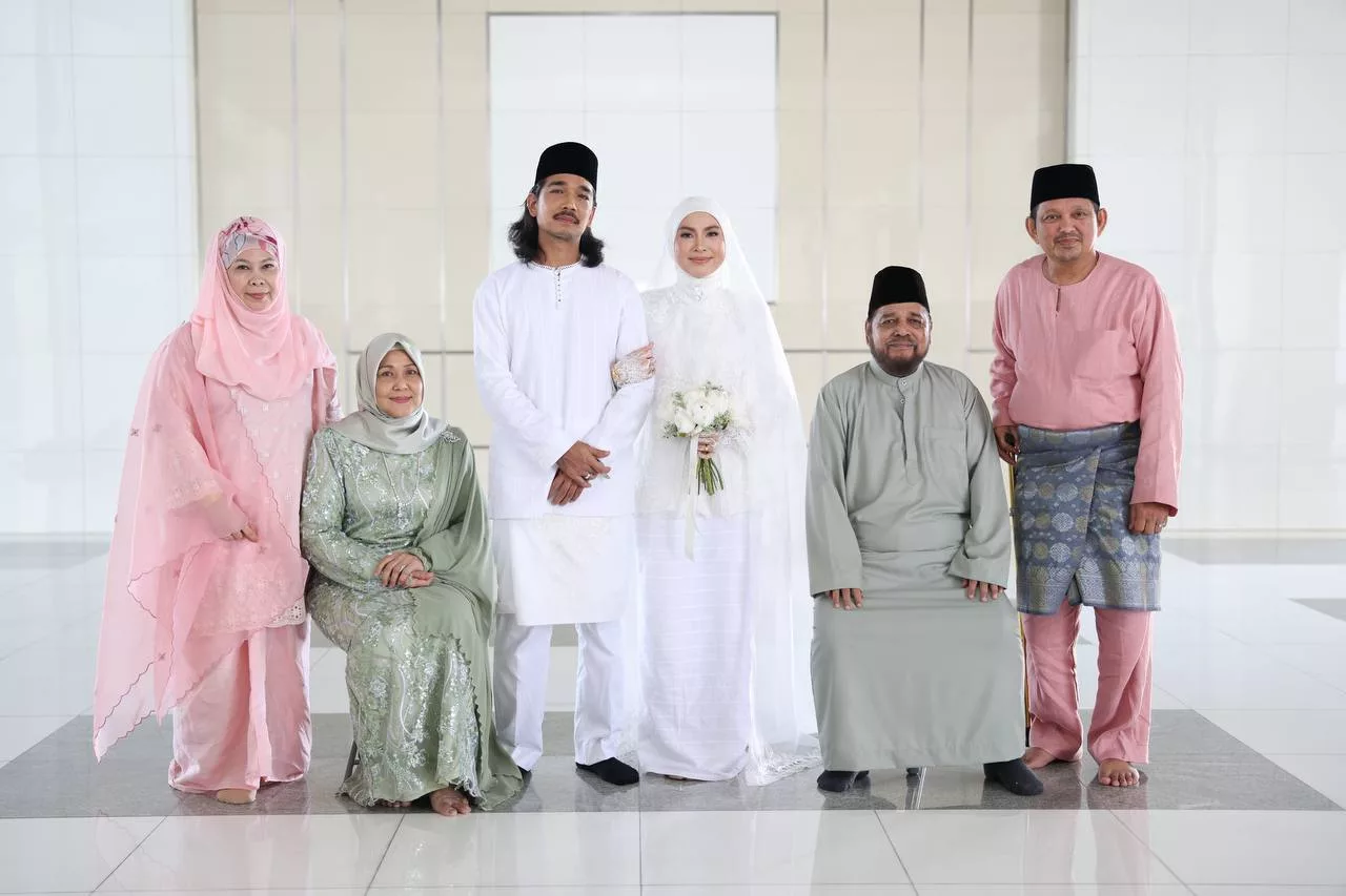 Nombor Plat Kereta ‘SIS5795’ Antara Hantaran Kahwin, Sissy Imann Sah Bergelar Isteri Dr. Zamir Hilman 9 Nombor Plat Kereta ‘SIS5795’ Antara Hantaran Kahwin, Sissy Imann Sah Bergelar Isteri Dr. Zamir Hilman