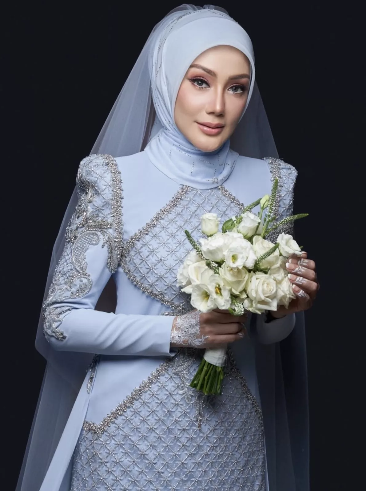 Hadiah Persahabatan Bertahun Lamanya, Rizman Ruzaini Reka Busana Biru Istimewa, Khas Buat Erra Fazira 7 Hadiah Persahabatan Bertahun Lamanya, Rizman Ruzaini Reka Busana Biru Istimewa, Khas Buat Erra Fazira