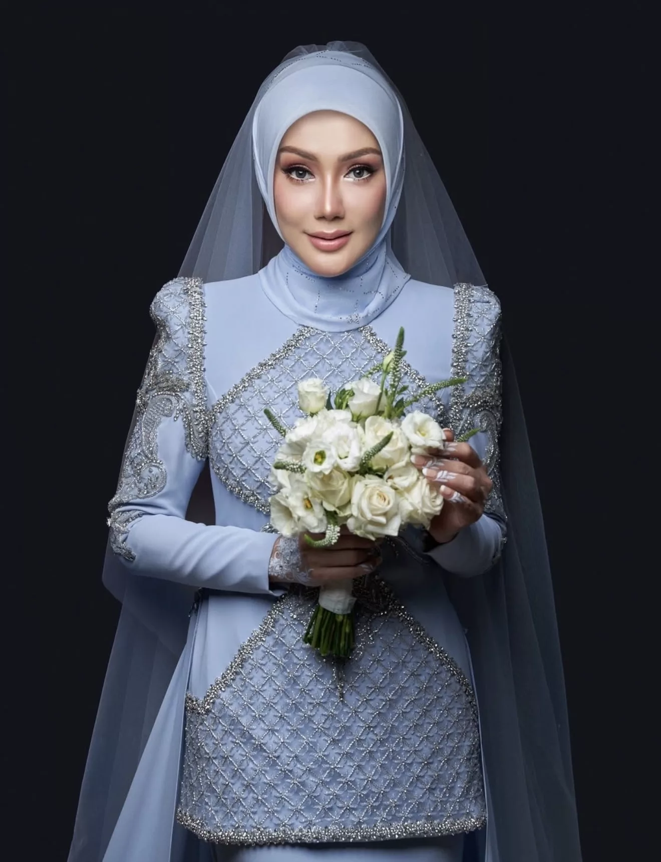 Hadiah Persahabatan Bertahun Lamanya, Rizman Ruzaini Reka Busana Biru Istimewa, Khas Buat Erra Fazira