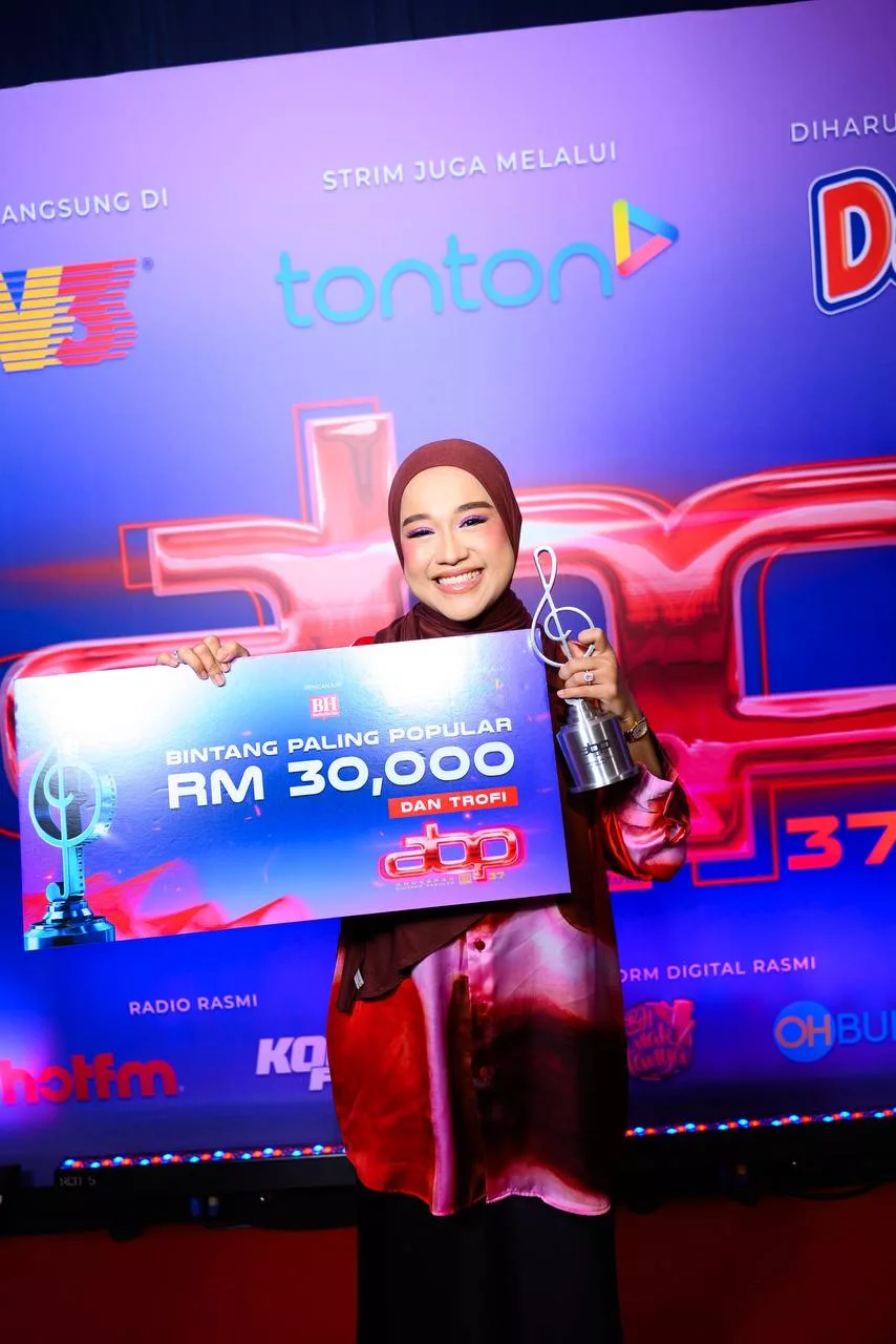 “Terus Terbang Tinggi, Kami Merayakan Kemenanganmu,” – Dedikasi Buat Misha Omar Atas Kejayaan Ernie Zakri, Tumpang Bangga!