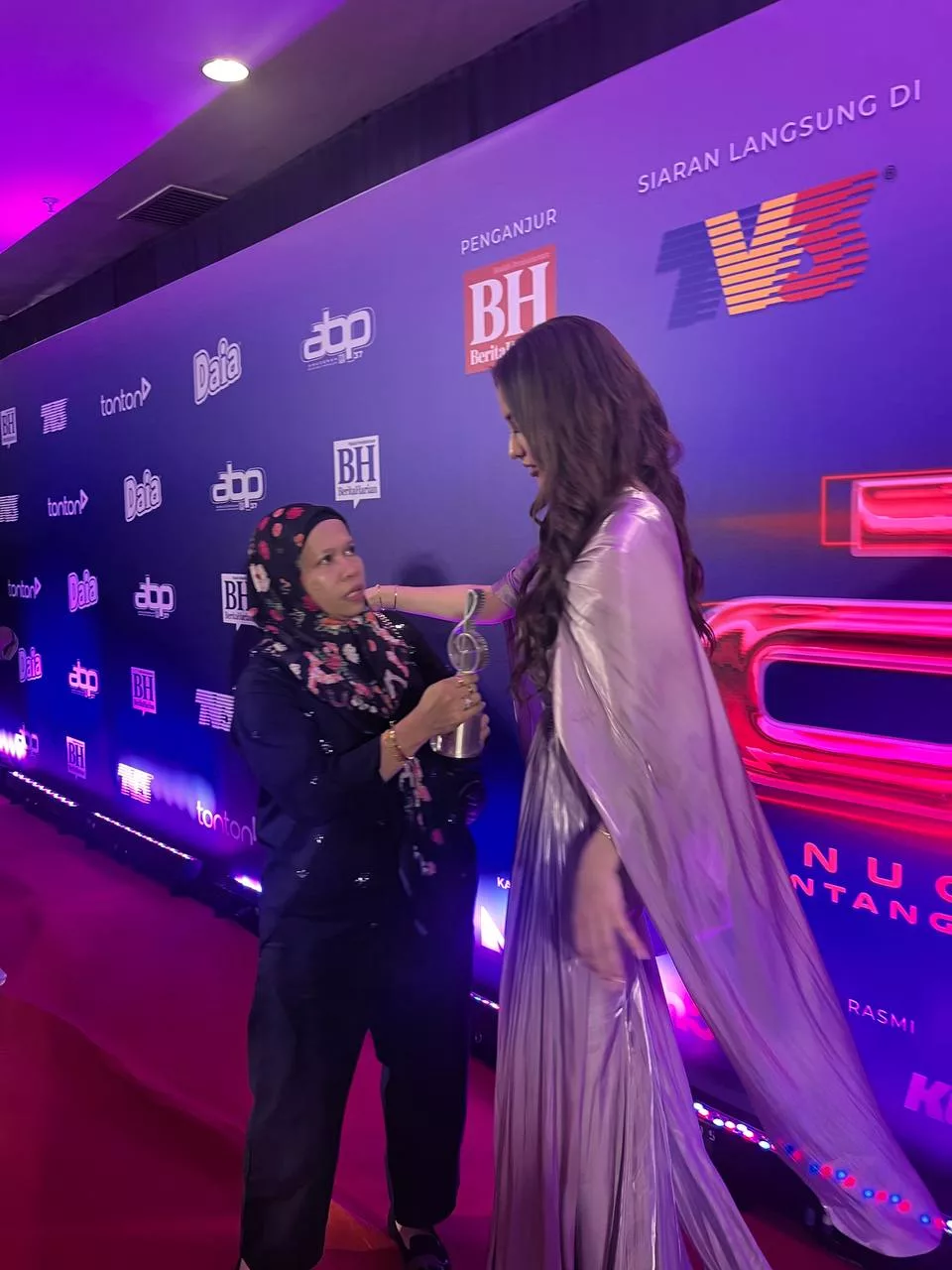 “Syurga Saya Tetap Di Bawah Tapak Kaki Dia,” - Anna Jobling Lega Hubungan Dengan Ibu Kembali Pulih, Enggan Sengketa Berpanjangan 8 “Syurga Saya Tetap Di Bawah Tapak Kaki Dia,” - Anna Jobling Lega Hubungan Dengan Ibu Kembali Pulih, Enggan Sengketa Berpanjangan