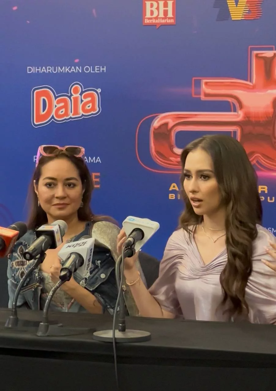 “Dulu Warna Natural Tapi Agak Berat & Susah Dipakai,”- Kostum Duyung Dikritik, Maya Karin Tegaskan Produksi Kini Utamakan Keselesaan 9 “Dulu Warna Natural Tapi Agak Berat & Susah Dipakai,”- Kostum Duyung Dikritik, Maya Karin Tegaskan Produksi Kini Utamakan Keselesaan