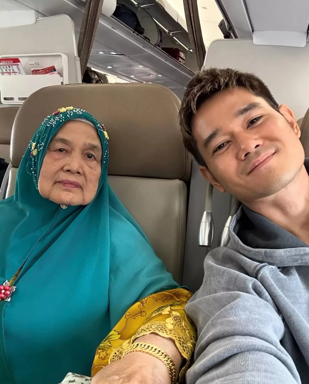 “Tanggungjawab Anak Lelaki Tak Pernah Putus,” - Nubhan Dedikasi Lagu ‘Niat Di Hati Tak Nak Berpisah’ Buat Ibu Tercinta 11 “Tanggungjawab Anak Lelaki Tak Pernah Putus,” – Nubhan Dedikasi Lagu ‘Niat Di Hati Tak Nak Berpisah’ Buat Ibu Tercinta