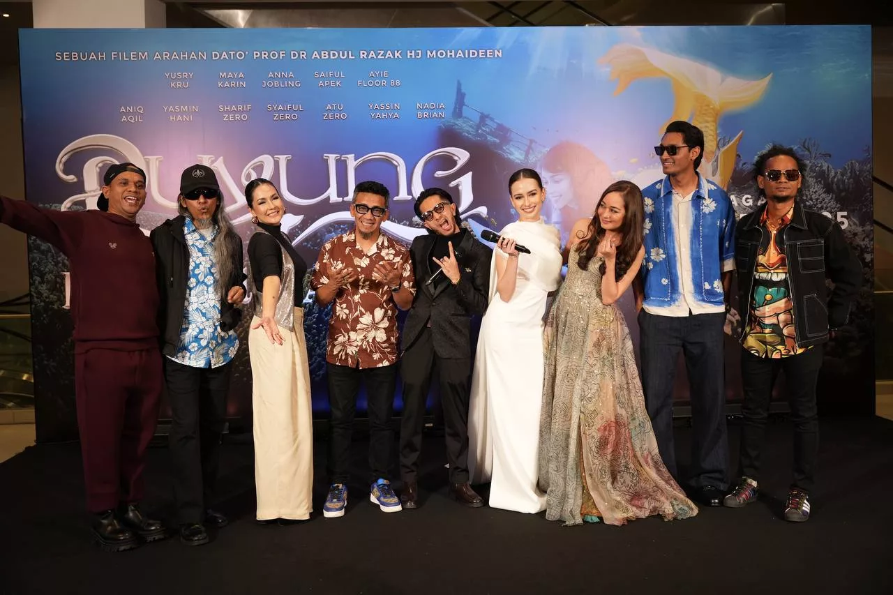 “Kalau Sekadar Bagitahu, Orang Tak Akan Bercakap,” - Poster Dikecam, Razak Mohaideen Anggap Gimik Pemasaran Menjadi! 11 “Kalau Sekadar Bagitahu, Orang Tak Akan Bercakap,” – Poster Dikecam, Razak Mohaideen Anggap Gimik Pemasaran Menjadi!