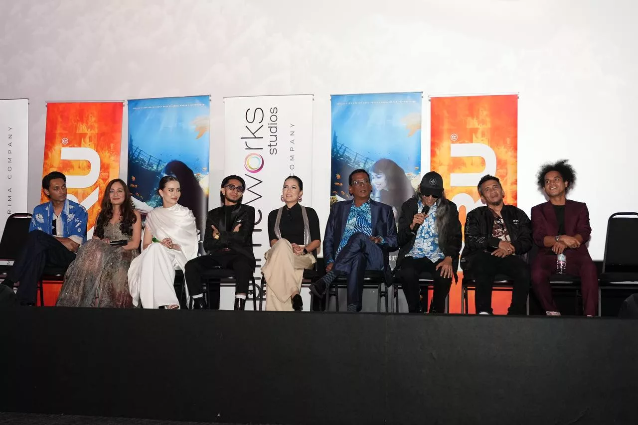 “Kalau Sekadar Bagitahu, Orang Tak Akan Bercakap,” - Poster Dikecam, Razak Mohaideen Anggap Gimik Pemasaran Menjadi! 10 “Kalau Sekadar Bagitahu, Orang Tak Akan Bercakap,” – Poster Dikecam, Razak Mohaideen Anggap Gimik Pemasaran Menjadi!