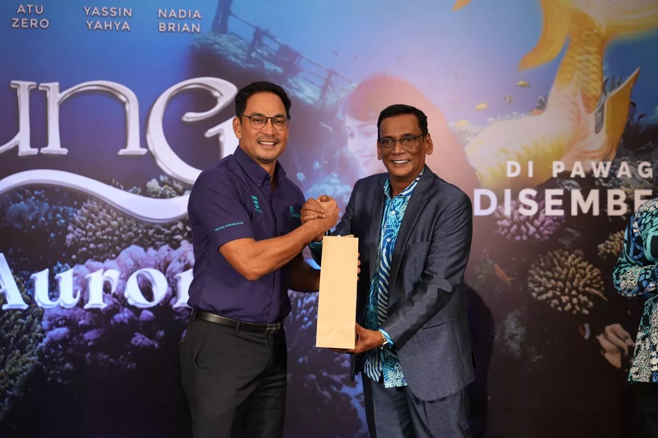 “Kalau Sekadar Bagitahu, Orang Tak Akan Bercakap,” - Poster Dikecam, Razak Mohaideen Anggap Gimik Pemasaran Menjadi! 9 “Kalau Sekadar Bagitahu, Orang Tak Akan Bercakap,” – Poster Dikecam, Razak Mohaideen Anggap Gimik Pemasaran Menjadi!