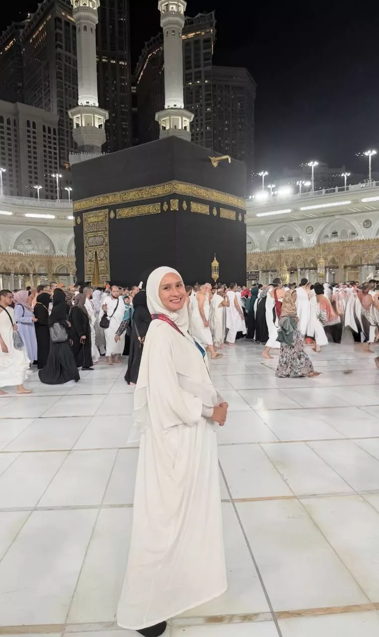 “Tanpa Sedar Kami Dilihat Kurang Beradab,” – Video ‘Gender Reveal’ Di Hadapan Kaabah Undang Kritikan, Neera Azizi Mohon Maaf