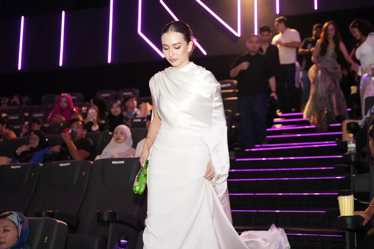 “Terkejut Bila Anak Jerung Lalu Depan Mata,” – Anna Jobling Dedah Cabaran Bawa Watak Duyung, Tahan Nafas Lama Dalam Aquarium