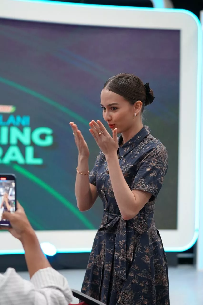 Anna Jobling Sapu Dua Trofi, Unggul Dinobatkan Ratu Paling Viral Online 2025!