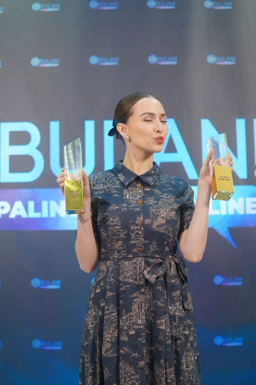 Anna Jobling Sapu Dua Trofi, Unggul Dinobatkan Ratu Paling Viral Online 2025!