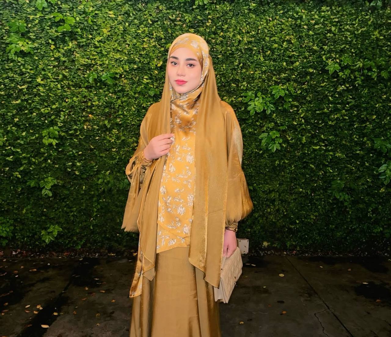 “Ternyata Bukan Dongeng, Benar Belaka,” – Uyaina Hamil Anak Ketiga, Mengidam Emas Sampai Ke Pilah! Sanggup ‘Travel’ Demi Barang Kemas