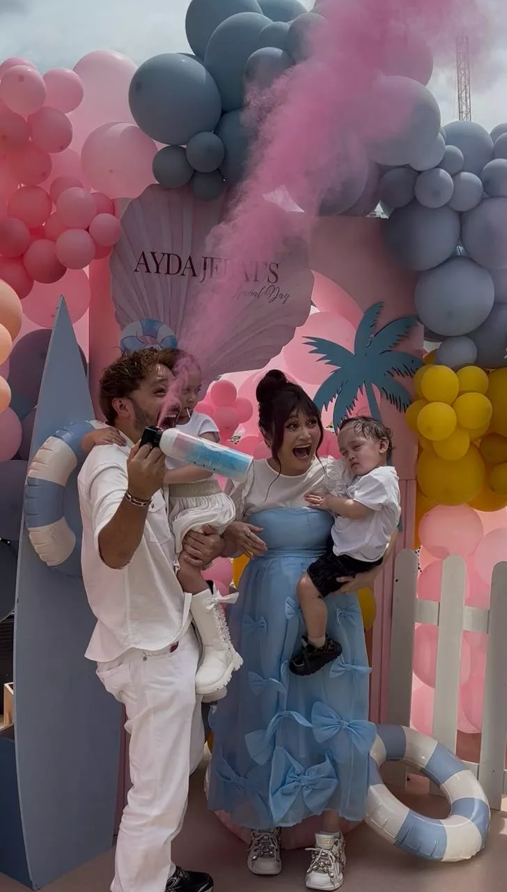 “Kami Dah Beli Barang Warna Biru…,” – Ayda Jebat & Nabil Mahir Terkejut Bakal Timang Anak Perempuan, ‘Gender Reveal’ Disimpan Dalam Sampul!