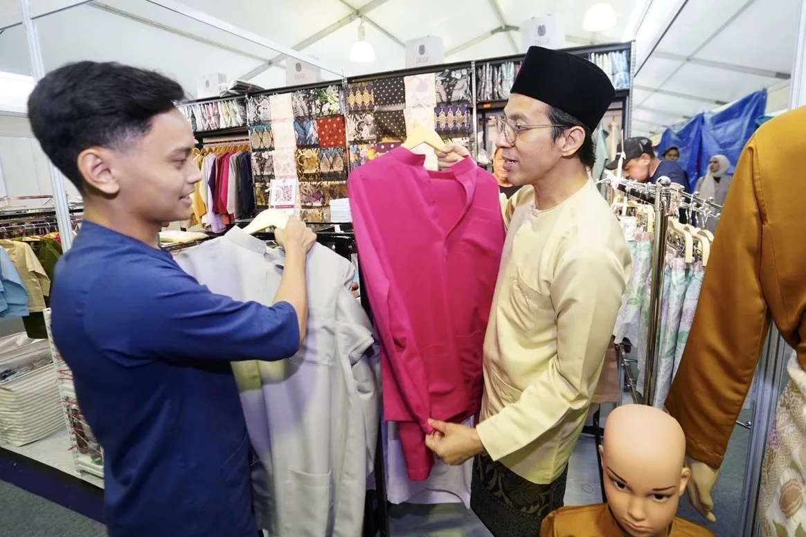 Bukan Sekadar Bazar, Penyanyi Rayme Zainal Janjikan Pengalaman Raya Terbesar Di Puncak Tertinggi Putrajaya! – “Festival Paling Ikonik.”
