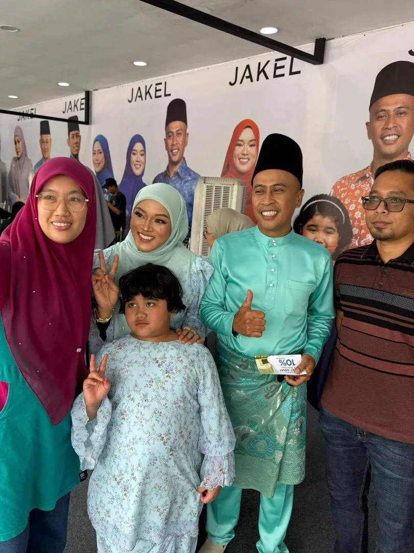 “Aura Pengunjung Luar Biasa!,” - ‘Lelaki Misteri’ Sebenarnya Datuk Red! Achey & Que Haidar Pula Diserbu Ramai Orang 11 “Aura Pengunjung Luar Biasa!,” – ‘Lelaki Misteri’ Sebenarnya Datuk Red! Achey & Que Haidar Pula Diserbu Ramai Orang