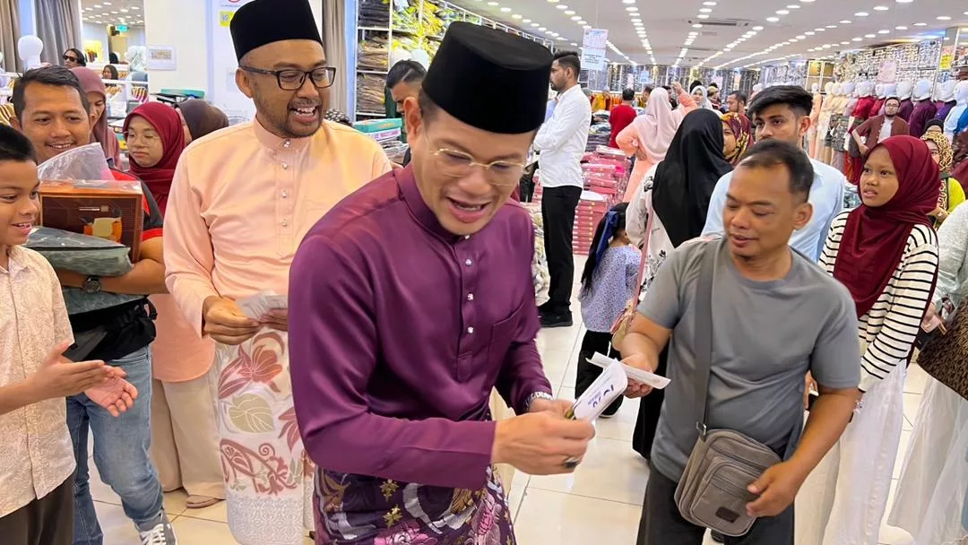 “Aura Pengunjung Luar Biasa!,” – ‘Lelaki Misteri’ Sebenarnya Datuk Red! Achey & Que Haidar Pula Diserbu Ramai Orang