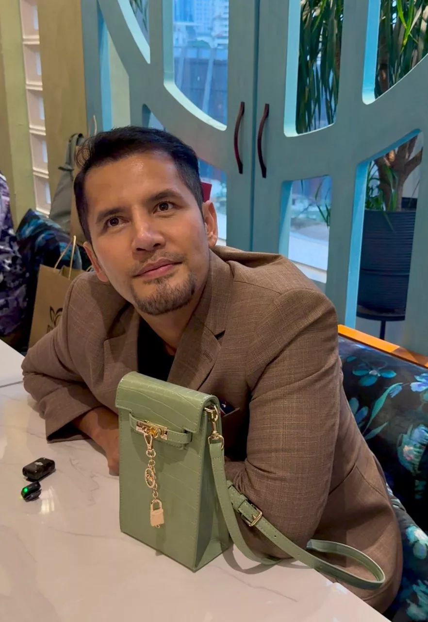 “Siti Nurhaliza, Saya Teringin Sangat Nak Buat Lagu Dengan Awak.” 7 “Siti Nurhaliza, Saya Teringin Sangat Nak Buat Lagu Dengan Awak.”