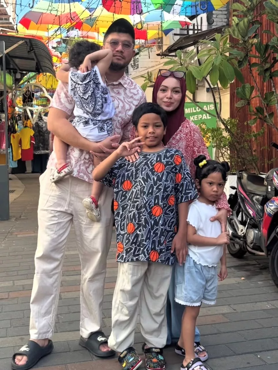 Baju Raya Bawah RM100, Nad Zainal Tekad ‘Misi Nak Berjimat’ Demi Masa Depan Anak-Anak – “Yang Penting Lawa.”