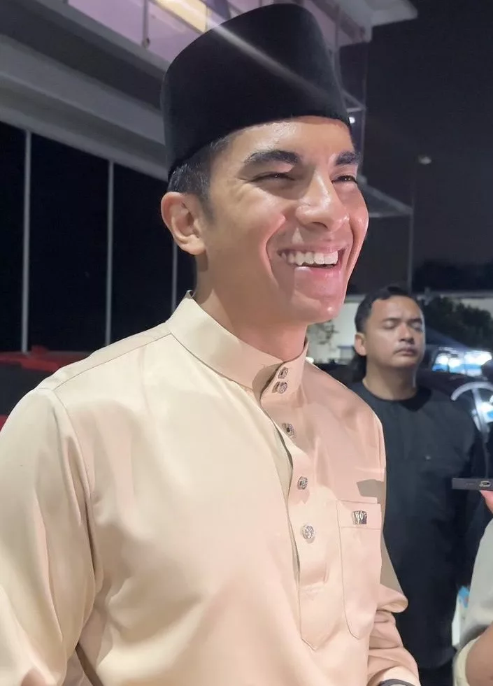 “Saya Rasa Bab Tunang Atau Kahwin, Insya-Allah Semuanya Akan Tiba,” – Syed Saddiq Jawab Dakwaan Edar Kad Kahwin Bersama Bella Astillah