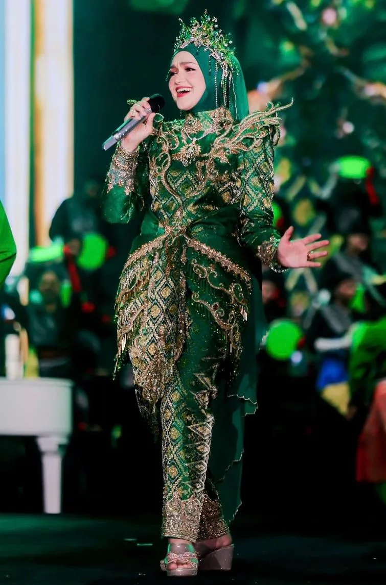 Tak Lena Tidur Siapkan Busana TokTi! Kisah Pereka Melaka Cipta Sejarah, Songket Hijau Jadi Saksi Penutup Konsert Legacy 30 Siti Nurhaliza