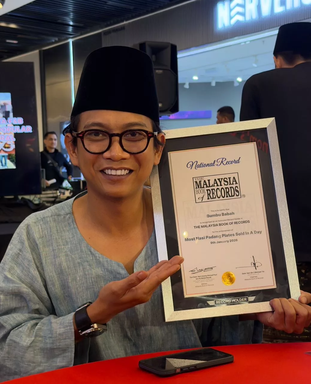 “Tak Jangka Ini Akan Berlaku,” – Kritikan Tak Patahkan Semangat Ajak Shiro, Restoran Cipta Rekod 23,674 Pinggan Nasi Padang Sehari