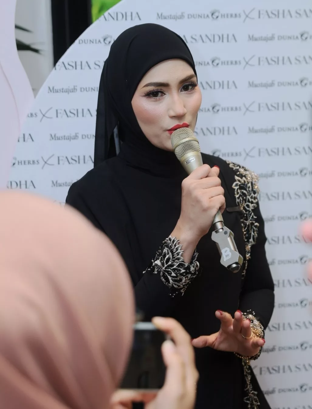 “Dulu Suami Menjauh Apabila Bau Minyak Wangi Yang Terlalu ‘Kuat’, Sekarang Makin Mendekat Sebab…,” – Fasha Sandha
