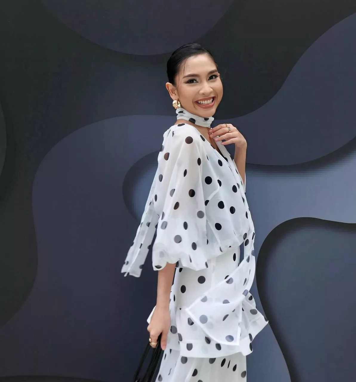 “Kalau Anda Nak Tahu, Ini Sebenarnya…,” – Ada Tanya Kenapa Ibu & Ayah Ikut Serta Pergi Honeymoon, Ini Reaksi Sissy Imann