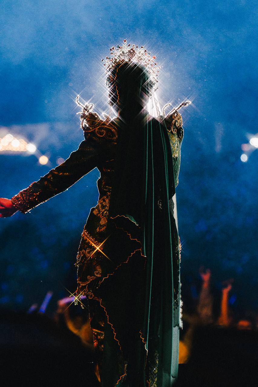 “Tak Kira, Nak Naik Juga…,” – Siti Nurhaliza Buang Rasa Gayat Atas Kren, Satu Stadium Joget Lambak Terbesar 65,000 & Umum Konsert Tradisional!