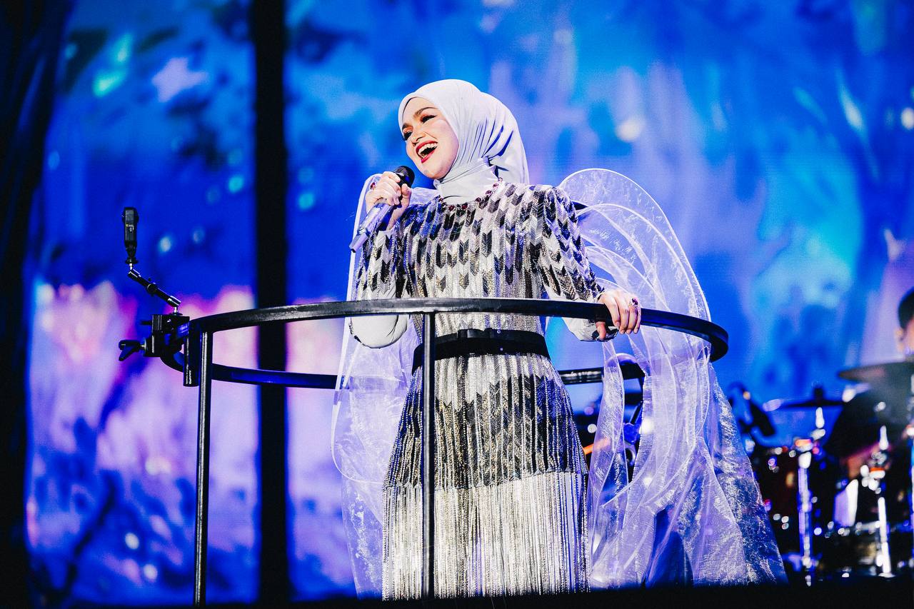“Tak Kira, Nak Naik Juga…,” – Siti Nurhaliza Buang Rasa Gayat Atas Kren, Satu Stadium Joget Lambak Terbesar 65,000 & Umum Konsert Tradisional!