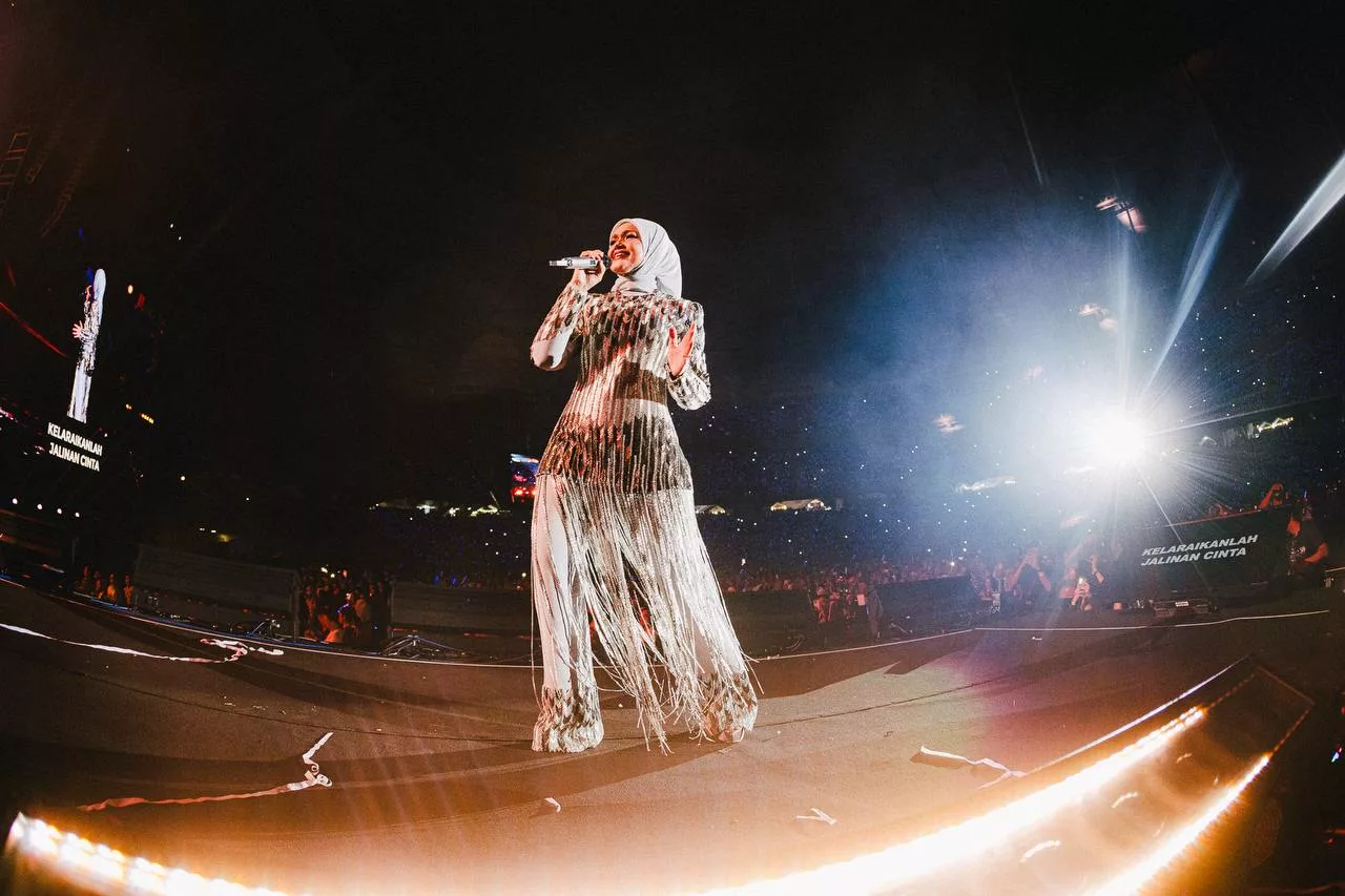 “Tak Kira, Nak Naik Juga…,” – Siti Nurhaliza Buang Rasa Gayat Atas Kren, Satu Stadium Joget Lambak Terbesar 65,000 & Umum Konsert Tradisional!
