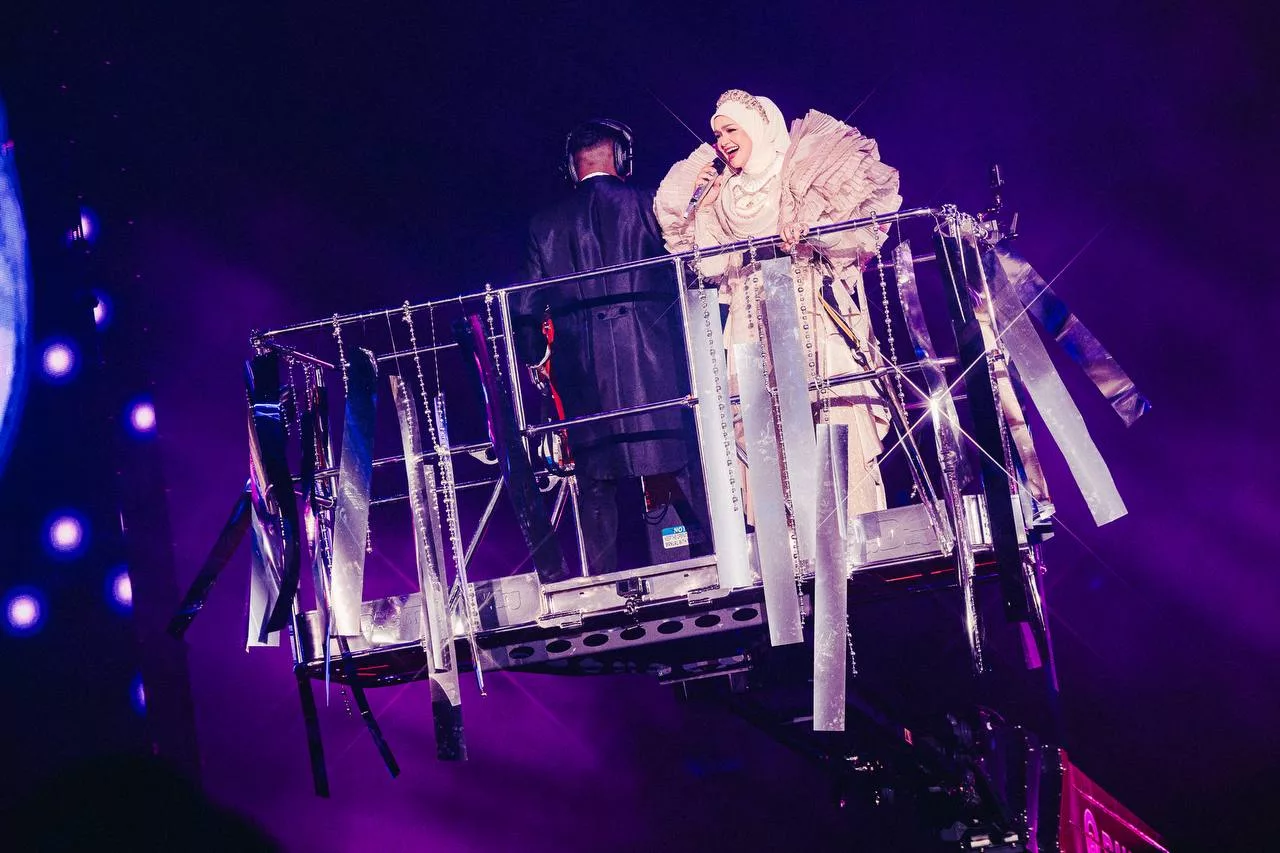 “Tak Kira, Nak Naik Juga…,” – Siti Nurhaliza Buang Rasa Gayat Atas Kren, Satu Stadium Joget Lambak Terbesar 65,000 & Umum Konsert Tradisional!