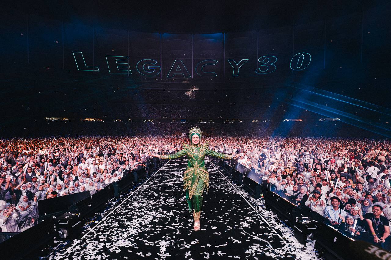 “Tak Kira, Nak Naik Juga…,” – Siti Nurhaliza Buang Rasa Gayat Atas Kren, Satu Stadium Joget Lambak Terbesar 65,000 & Umum Konsert Tradisional!