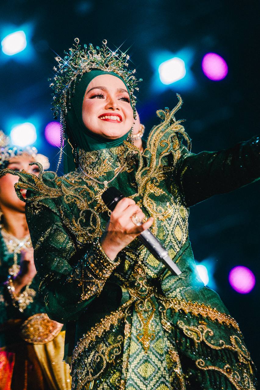 “Tak Kira, Nak Naik Juga…,” – Siti Nurhaliza Buang Rasa Gayat Atas Kren, Satu Stadium Joget Lambak Terbesar 65,000 & Umum Konsert Tradisional!