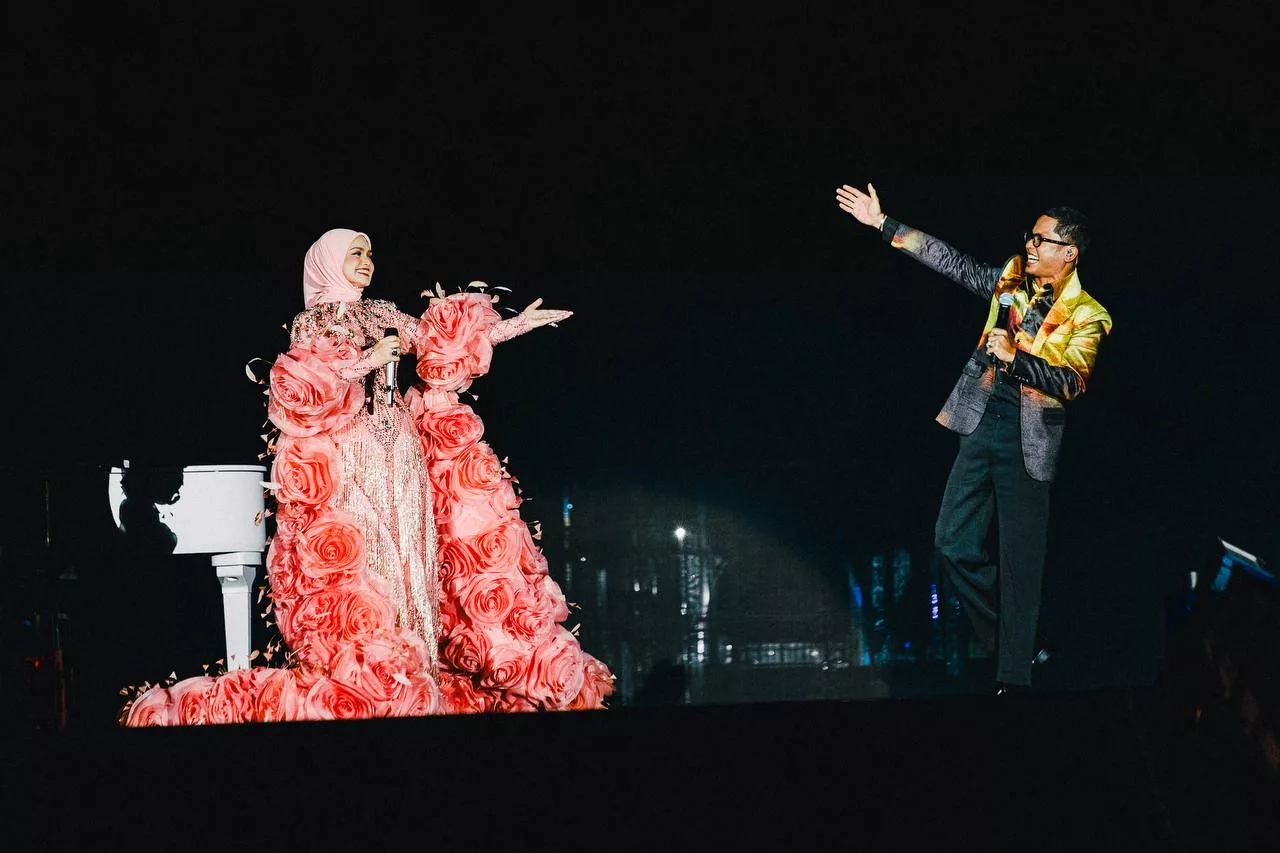“Tak Kira, Nak Naik Juga…,” – Siti Nurhaliza Buang Rasa Gayat Atas Kren, Satu Stadium Joget Lambak Terbesar 65,000 & Umum Konsert Tradisional!