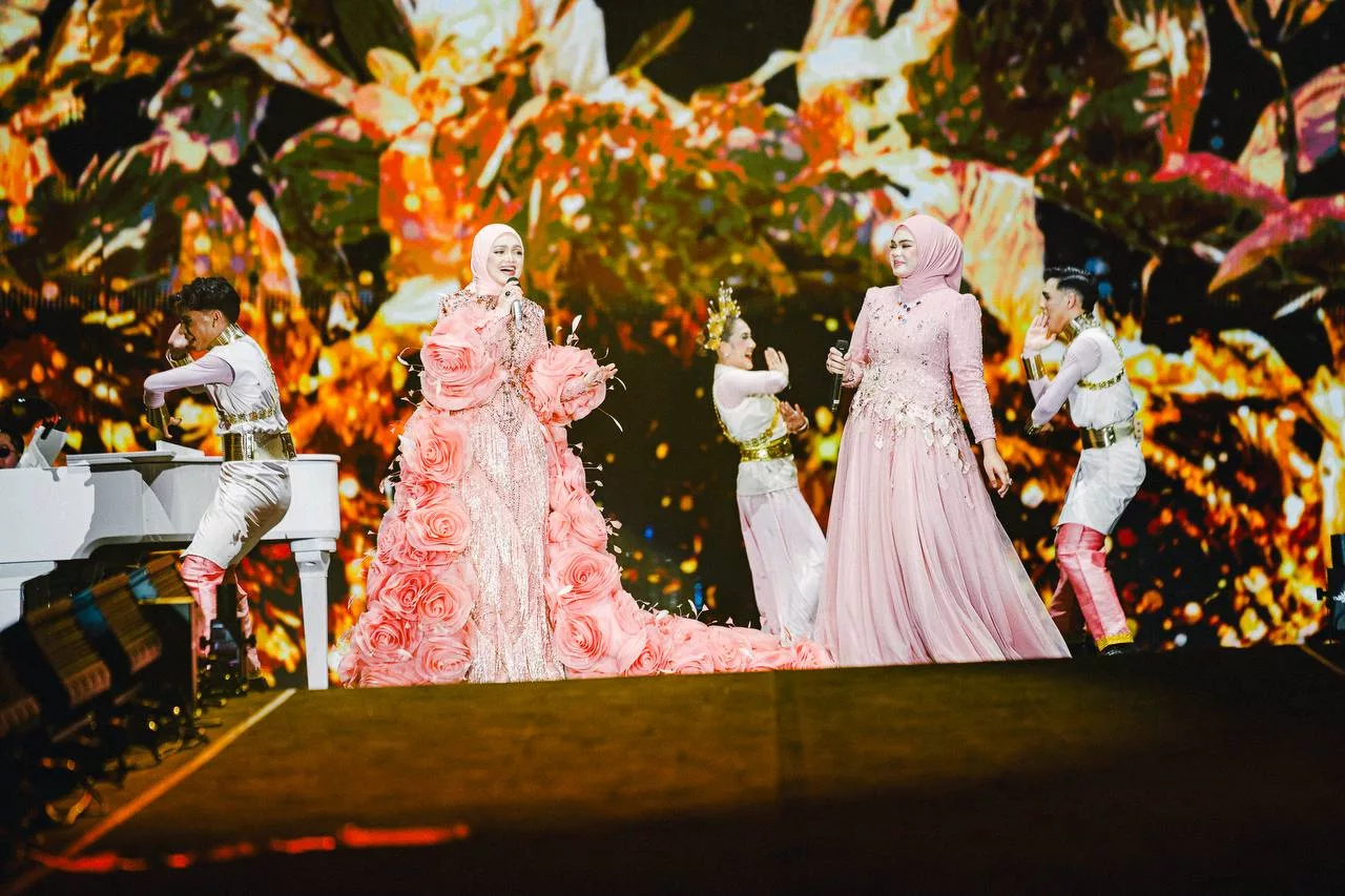 “Tak Kira, Nak Naik Juga…,” – Siti Nurhaliza Buang Rasa Gayat Atas Kren, Satu Stadium Joget Lambak Terbesar 65,000 & Umum Konsert Tradisional!