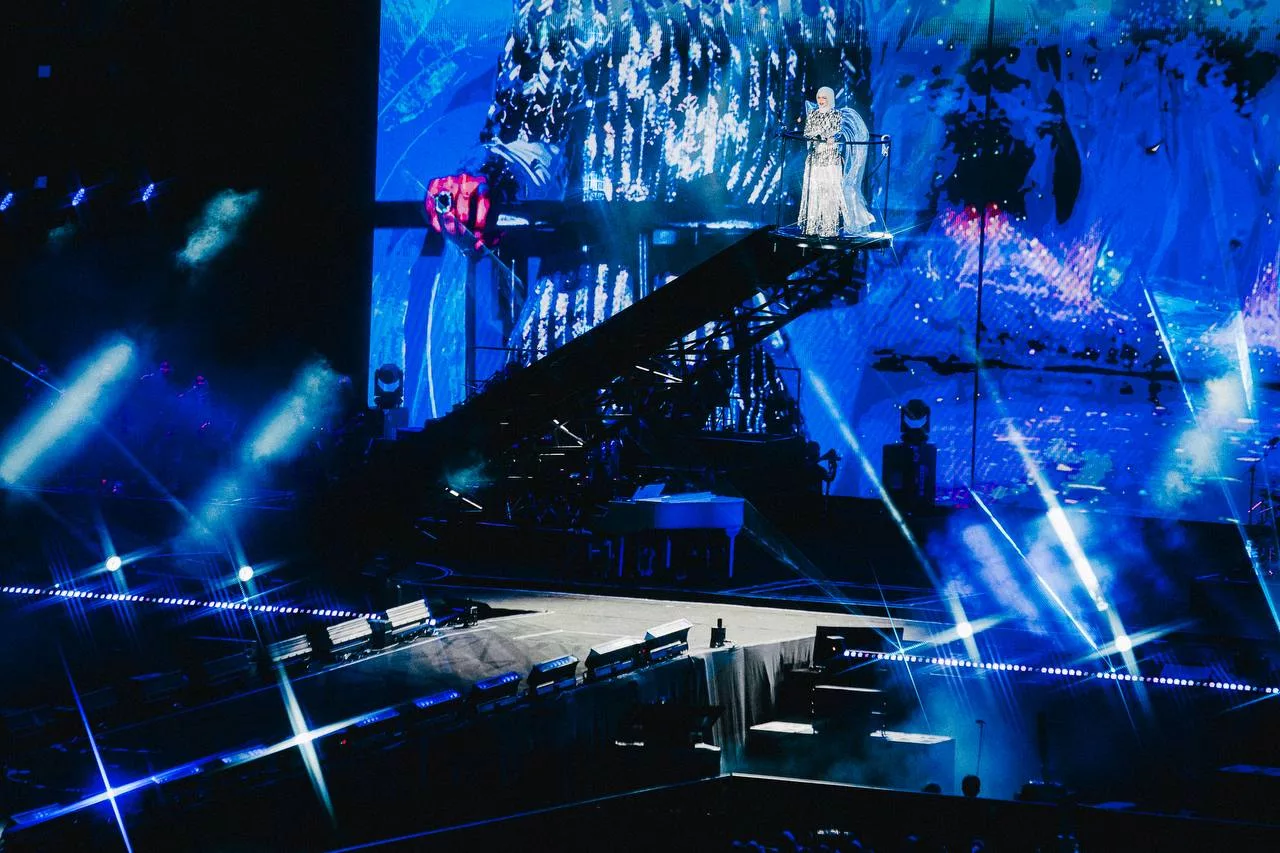 “Tak Kira, Nak Naik Juga…,” – Siti Nurhaliza Buang Rasa Gayat Atas Kren, Satu Stadium Joget Lambak Terbesar 65,000 & Umum Konsert Tradisional!