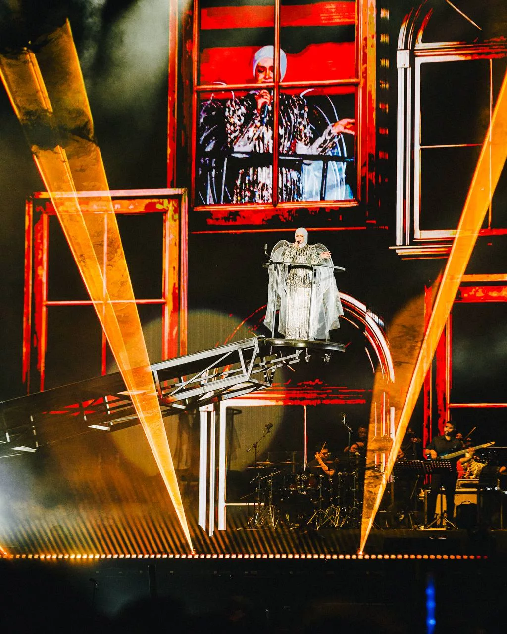 “Tak Kira, Nak Naik Juga…,” – Siti Nurhaliza Buang Rasa Gayat Atas Kren, Satu Stadium Joget Lambak Terbesar 65,000 & Umum Konsert Tradisional!