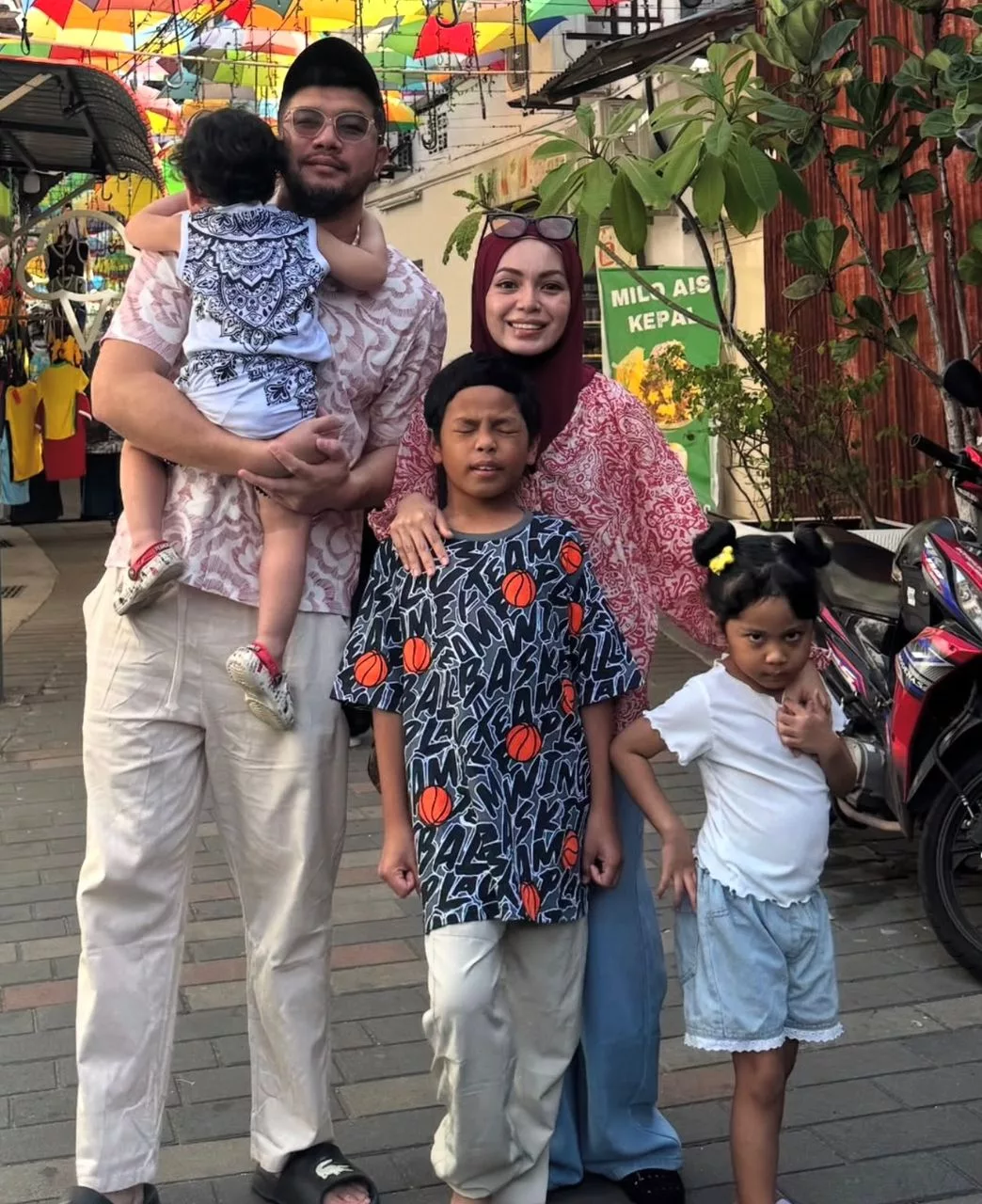 Baju Raya Bawah RM100, Nad Zainal Tekad ‘Misi Nak Berjimat’ Demi Masa Depan Anak-Anak – “Yang Penting Lawa.”