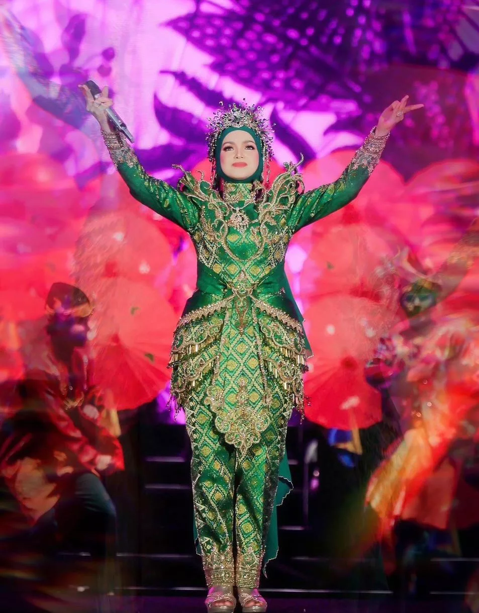 Tak Lena Tidur Siapkan Busana TokTi! Kisah Pereka Melaka Cipta Sejarah, Songket Hijau Jadi Saksi Penutup Konsert Legacy 30 Siti Nurhaliza