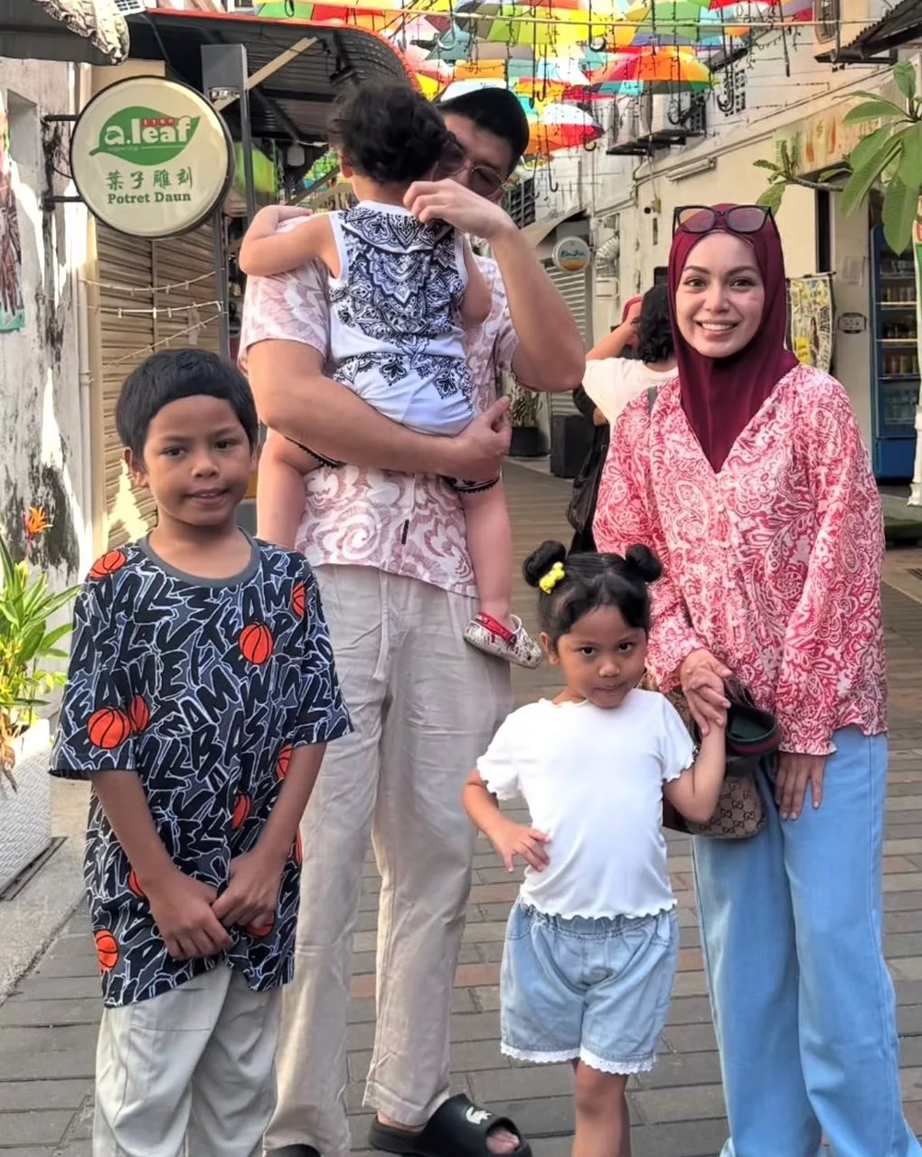 Baju Raya Bawah RM100, Nad Zainal Tekad ‘Misi Nak Berjimat’ Demi Masa Depan Anak-Anak – “Yang Penting Lawa.”